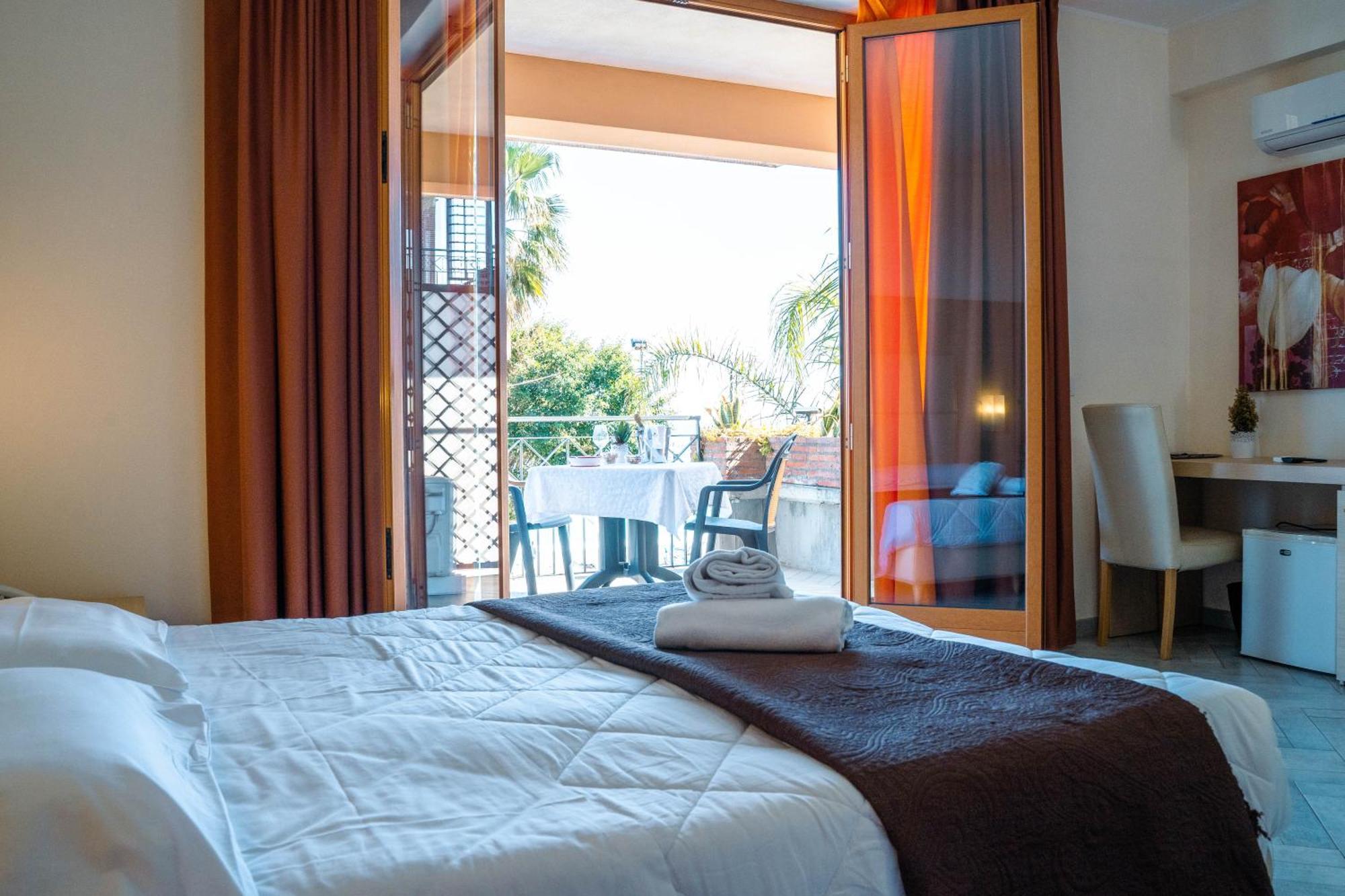 Taormina Hotel Calipso มาซเซโอ ภายนอก รูปภาพ