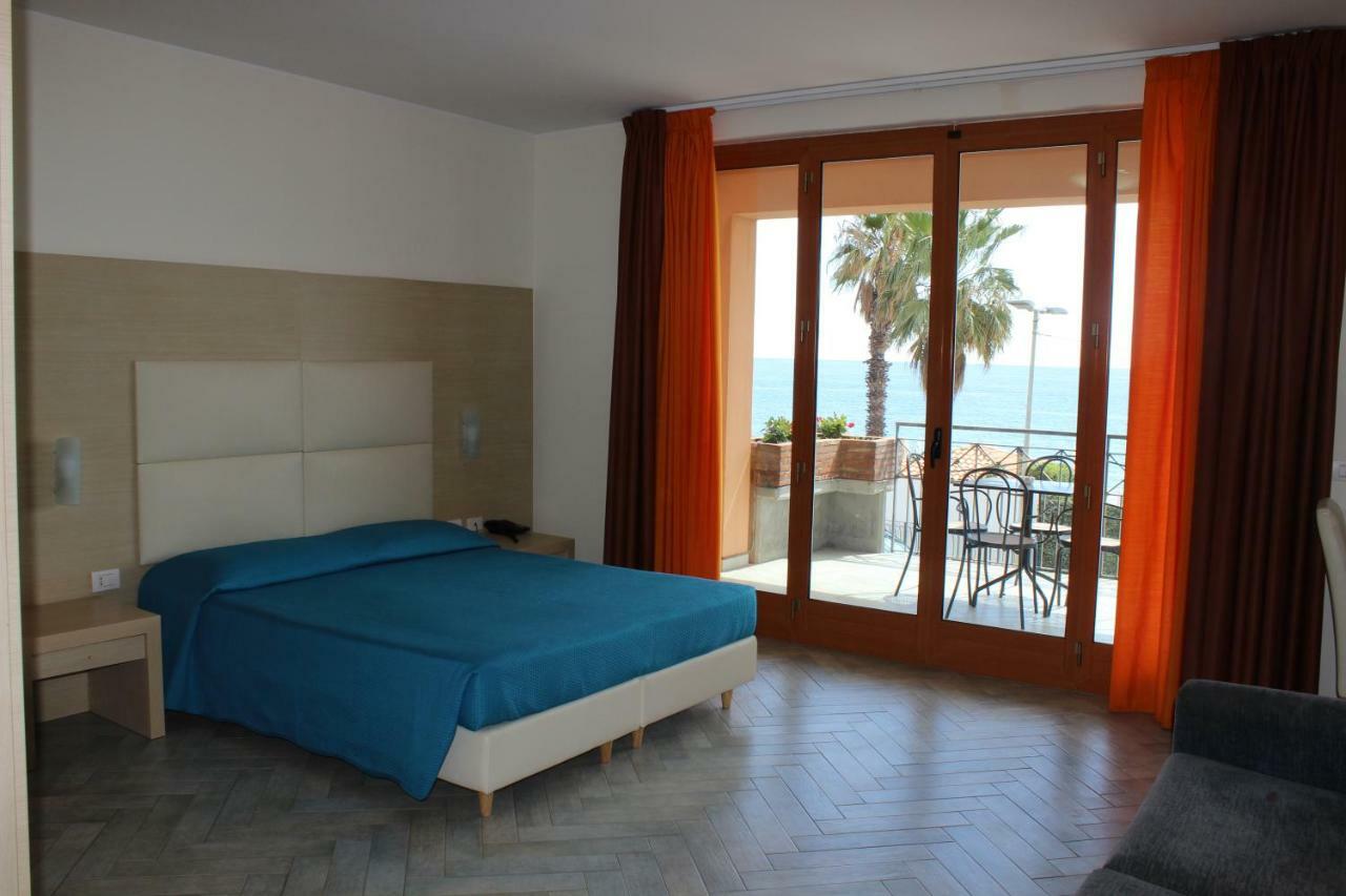Taormina Hotel Calipso มาซเซโอ ภายนอก รูปภาพ